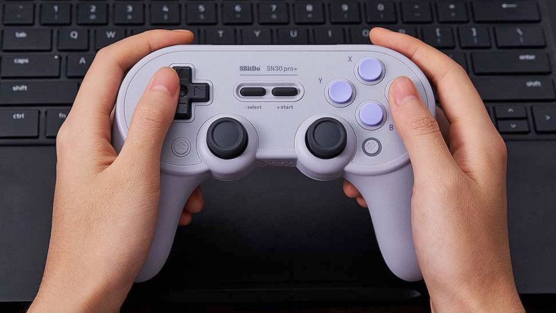 SN30 Pro + trông giống như một phiên bản lai của Bộ điều khiển Nintendo Nintendo Switch Pro và Bộ điều khiển Sony Sony PS4.